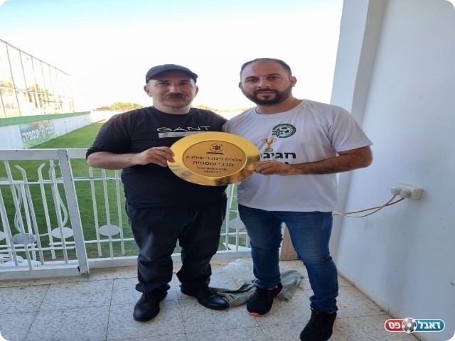 הבעלים ראיד זאהר (משמאל) חוגג עם דובר המועדון ויסאם גוטאני (משמאל)